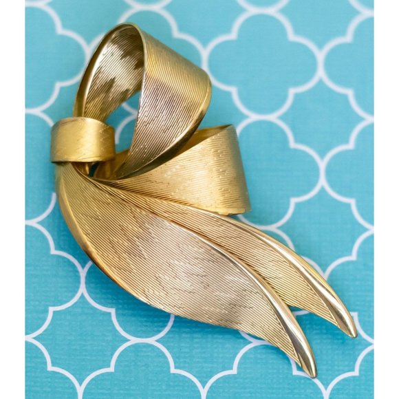 Vintage Ribbon Elven Leaves Gold Tone Brooch by Coro - R35 - Picture 2 of 3